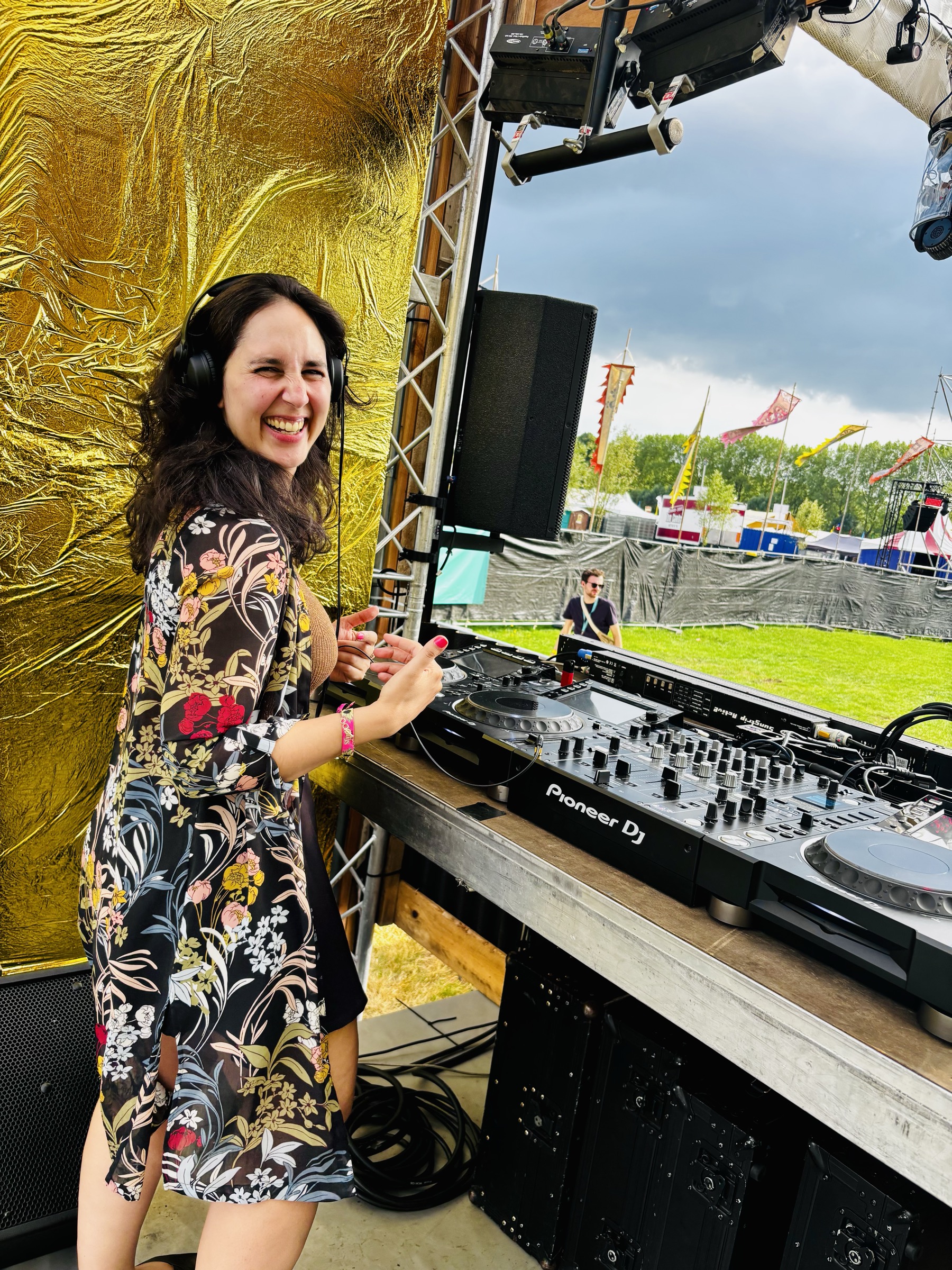 Studenten oefenen op de CDJ's